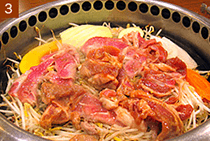 しばらく肉を蒸し焼きに