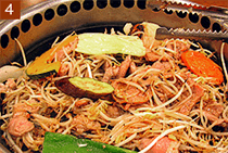 肉の旨みを野菜にからめます