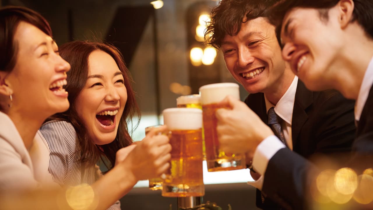 クラフトビールを楽しむお客様