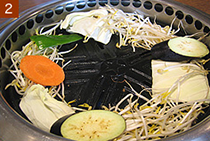 鉄板の回りに野菜を