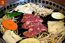 鉄板中央に肉を